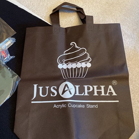 Cupcake Stand,4-Tier Round Acrylic Display Stand Dessert Tower Stand. NWT - Picture 4 of 5